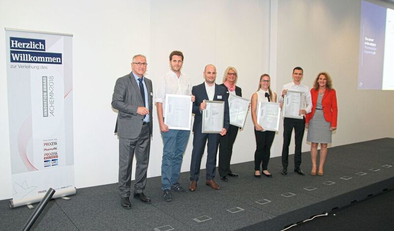 Pharmaceutical Engineering: Christian Knopf (2nd from right) receives the award for Glatt from Anke Geipel-Kern (right), Deputy Editor-in-Chief of PharmaTEC. Dec Group, Eppendorf, L.B. Bohle Maschinen + Verfahren and Gemü have made it onto the shortlist. (PROCESS Worldwide)