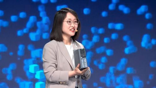 Datensammler für das IoT: Expertin Yang Jingfan präsentiert den ultrakompakten Frequenzumrichter Sinamics G200 Basic, der Maschinen- und Betriebsdaten für das KI-Ökosystem liefert.(Bild:  Siemens)