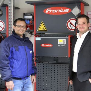 Sandro Zoa (l.), Leiter Logistik bei Sulzer Mixpac, fand mit der Firma Fronius Schweiz AG, vertreten durch Reto Baumgartner, einen verlässlichen und kompetenten Partner.