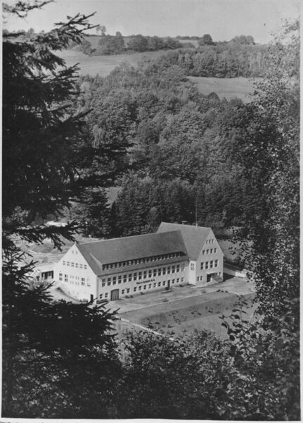 „Keimzelle“ der SPN Schwaben Präzision war das sächsische Glashütte, südlich von Dresden. Dort gründeten 1919 Ernst Pilz und Paul Hayard eine mechanische Werkstatt für Zahnräder und Lohnverzahnungen. (SPN Schwaben)