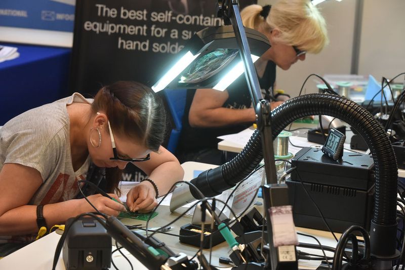 2018 wird auf der SMT Hybrid Packaging erstmals ein Handlötwettbewerb für Young Professionals ausgerichtet. (Mesago / Thomas Klerx)
