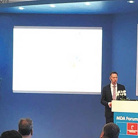 Dr. Ralph Lässig und Sebastian Feldmann stellten die vom VDMA und von der Deutschen Messe initiierte Studie „Predictive Maintenance“ vor.(Bild:  Synek/VDMA)