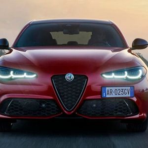 Alfa Romeo hat unter anderem die Scheinwerfer-Einheit mit LED-Matrix-Licht überarbeitet.(Bild:  Alfa Romeo/Stellantis)