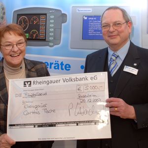 Dr. Peter Wachendorff überreicht den Spendenscheck Rheingauer Caritas Tische.