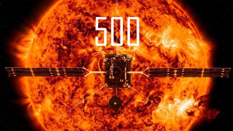 Grad Celcius muss die Sonde Solar Orbiter aushalten, wenn sie sich der Sonne auf 42 Millionen Kilometer nähert. Mit diversen Messinstrumenten ausgestattet untersucht sie die Sonnenwinde, die Polargebiete der Sonne und will Fragen zu dem Phänomen des Weltraumwetters beantworten helfen. Um sich der Sonne anzunähern, nutzt der Solar Orbiter die Schwerkraft der Venus und der Erde aus. Im Laufe der Mission wird die Sonde immer wieder in die Nähe der Venus zurückkehren und mit Hilfe der Schwerkraft des Planeten seine eigene Umlaufbahn kippen oder leicht verändern, um verschiedene Perspektiven auf die Sonne einnehmen zu können.  (ESA/ATG medialab; Sun: NASA/SDO/ P. Testa (CfA))