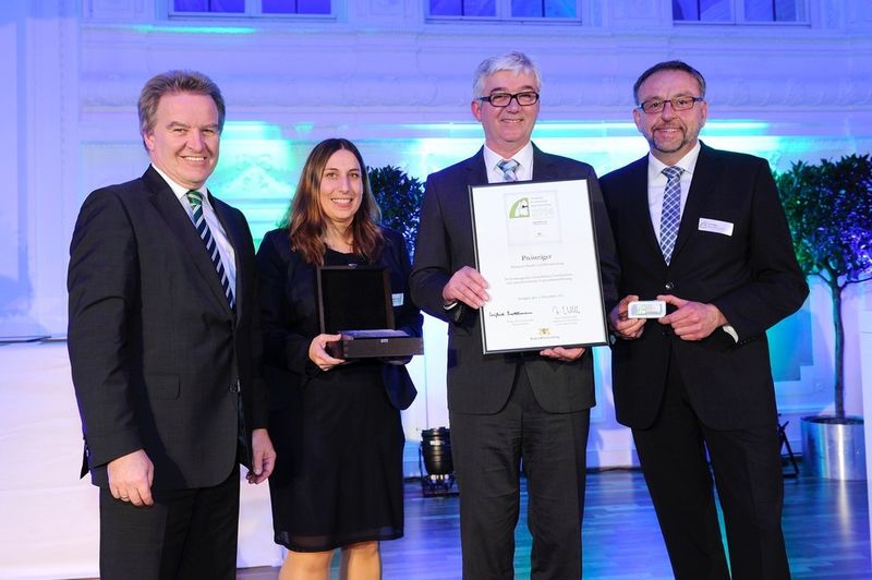 IDie Gewinner in der Kategorie Handel und Dienstleistung (v. l.) mit Umweltminister Franz Untersteller: Stefanie Kästle, Werner Landhäußer und Peter Maier von Mader. (Bild: Mader)