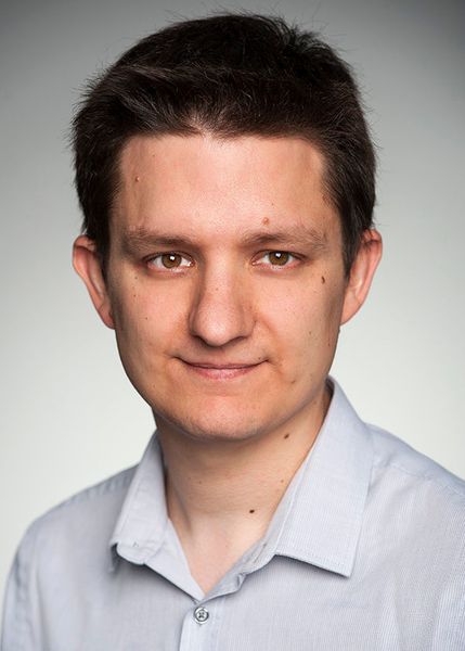 Dr. Andreas Kipp vom Bereich angewandte Informatik an der Universität Bielefeld
sagt: „Wenn der Roboter ein Gedächtnis über vergangene Geschehnisse hat, kann
er mit diesem Wissen zukünftige Interaktionen bereichern.“ (Universität Bielefeld/Joerg Dieckmann)