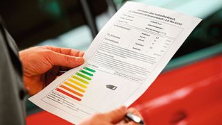 Ein Online-Tool ermöglicht es Händlern, Energielabels für Neuwagen gemäß den Vorgaben der neuen Pkw-EnVKV zu erstellen. (Bild: Dena)