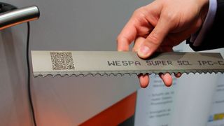 Wespa zeigt auf der EMO mittels QR-Code versehenen Industrie-Sägebändern – diese sind das Wespa-Higlight auf der Messe – wie man per Scanner sofort die richtigen Bearbeitungsparameter in der Sägemaschine zur Verfügung hat. Gezeigt wird das live auf einer Kasto-Anlage. (Königsreuther)