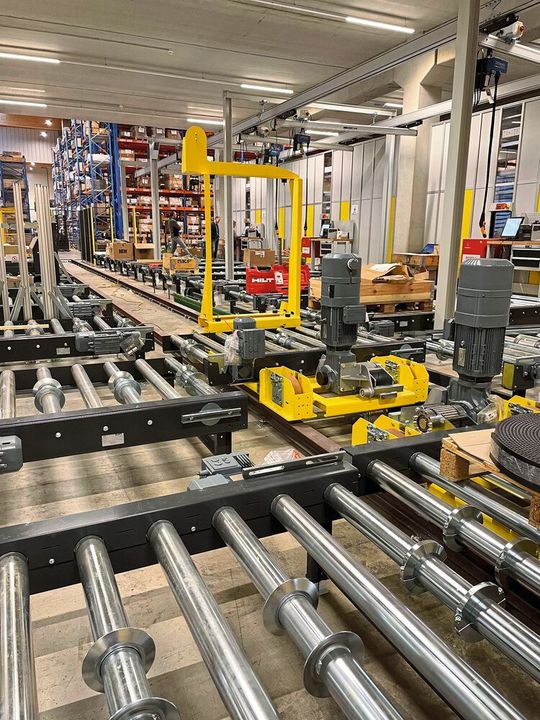 Die Kommissionierplätze im neuen iDM-Logistikzentrum werden sowohl von einem Autostore-Kleinteilelager als auch von einem Paletten-Hochregallager aus bedient (im Bild die anbindende Fördertechnik). Die Kommissionierplätze im neuen iDM-Logistikzentrum werden sowohl von einem Autostore-Kleinteilelager als auch von einem Paletten-Hochregallager aus bedient (im Bild die anbindende Fördertechnik).