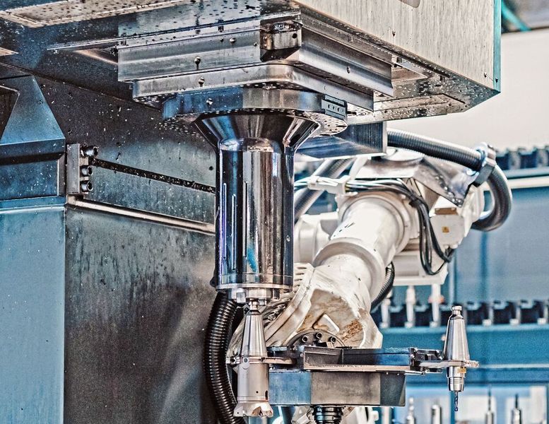 Der Roboter greift zum Werkzeugtausch durch eine Klappe von der Tool-Arena in den Arbeitsraum hinein. (Bild: onemorepicture / Bimatec Soraluce)