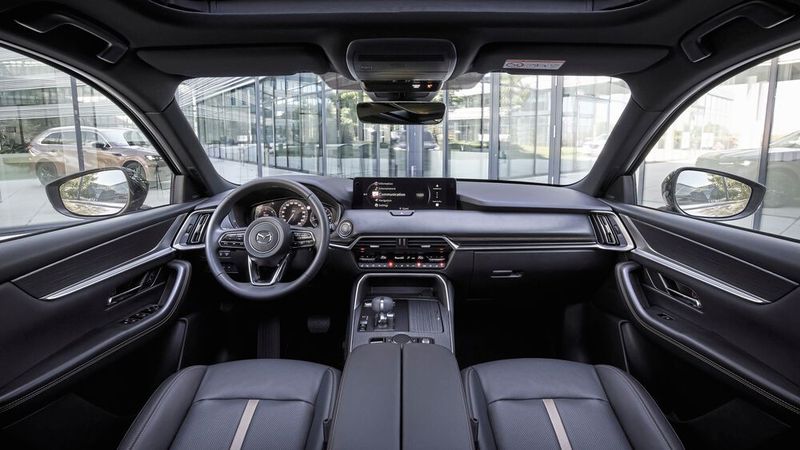 Die schwarze Homura-Ausstattung ist für Käufer gedacht, die es sportlich lieben. (Bild: mazda)