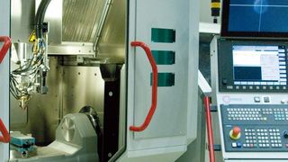 Bild 1: Ein Bearbeitungszentrum vom Typ Hermle C20U bildet die Basis für ein laserintegriertes Fräszentrum zur Komplettbearbeitung. (Archiv: Vogel Business Media)