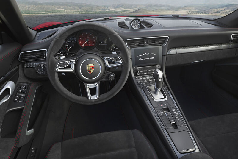 Zur Serienausstattung des Porsche 911 GTS gehören Alcantara-Sportsitze sowie das Sport-Chrono-Paket mit einer Stoppuhr zentral im Armaturenbrett. (Porsche)