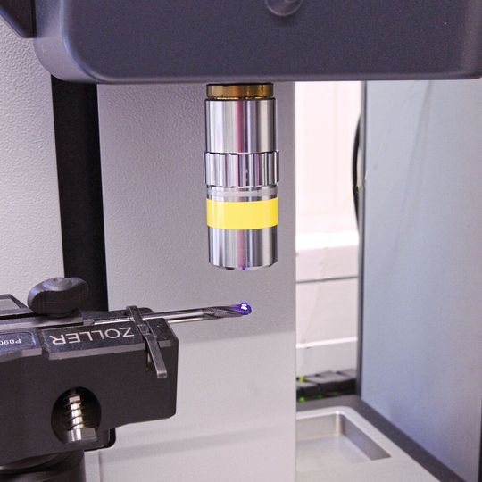 Besser flächig messen: Der Lichtstrahl des Inspektionsgeräts mµFocus erfasst eine 1,0 × 0,8 mm messende Oberfläche. Besser flächig messen: Der Lichtstrahl des Inspektionsgeräts mµFocus erfasst eine 1,0 × 0,8 mm messende Oberfläche.