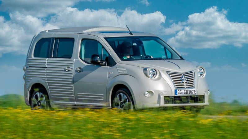 Unter der historisch wirkenden Wellblech-Optik des Fourgonnette steckt der aktuelle Citroën Berlingo. (Bild: Citroen)