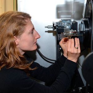 Irmgard Buchberger untersucht am Röntgen-Diffraktometer die Akkualterung.