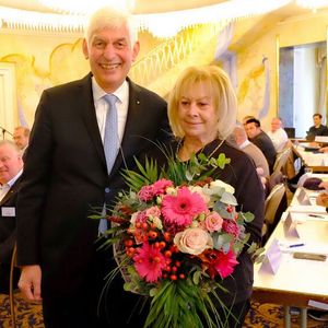 Blumen für die scheidende „Frau Präsidentin“ Silvia Karpinski-Schmitt von dem neuen Präsidenten Michael Kraft.(Bild:  VCG - Zietz)