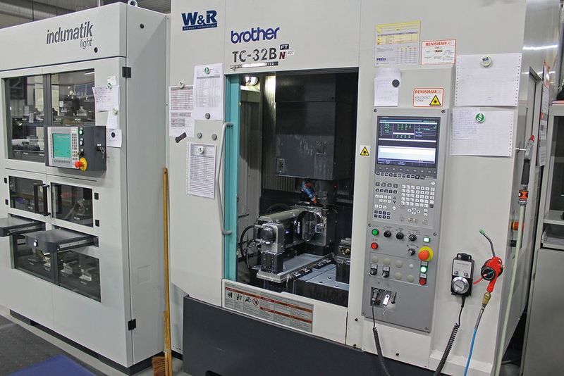 Die Brother TC 32BN FT wird automatisch aus dem Palettenlager (links) mit 44 Werkstückträgern bestückt. Dadurch kann Groth auch in der Nachtschicht oder am Wochen­ende ohne zusätzliches Personal produzieren.   (Brother)