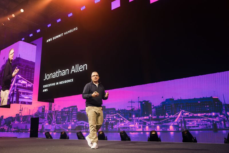 Die eigentliche Herausforderung ist nicht die Einführung agentischer KI, sondern der organisatorische Umbau drumherum erklärte Jonathan Allen (AWS). (Bild: AWS)