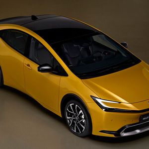 Im Vergleich zu den Vorgängern ist die Linienführung deutlich eleganter. Toyota hat beim Modell auf Schnörkel verzichtet.(Bild:  Toyota)