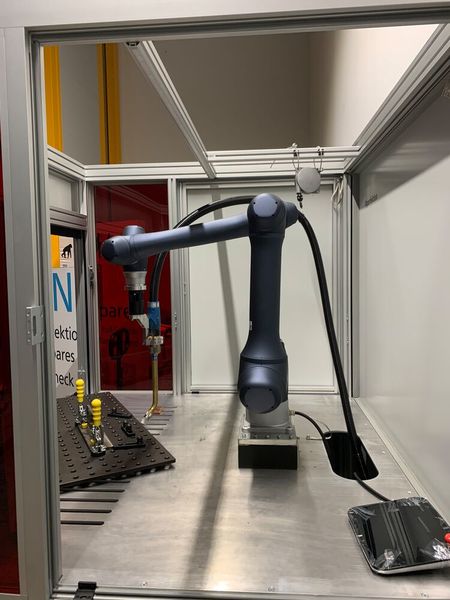 In der Schweißzelle arbeitet ein Cobot der Firma Doosan Robotics. (Bild: Item)