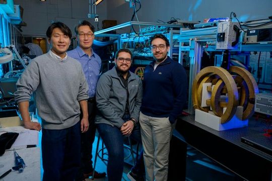 Forscher der SMU haben ein elektromagnetisches Spulensystem entwickelt, mit dem Mikroroboter ohne ständige visuelle Verfolgung gesteuert werden können. (Bild:  Southern Methodist University)