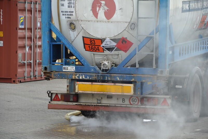 A container with EDA is leaking: From the damaged valve drips the corrosive substance. Fine vapour trails fill the air. (Picture: PROCESS)