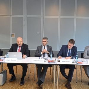 Mit dabei: (v.li.) ZDK-Pressesprecher Ulrich Köster, ZDK-Präsident Jürgen Karpinski, Ralph Rheinboldt (Vorstandsmitglied Fuchs Petrolub SE), Stefan Knapp (Vorsitzender der Geschäftsführung Fuchs Schmierstoffe GmbH) sowie Dirk Nusselt (Leitung Verkauf Automotive Fuchs Schmierstoffe GmbH).(Bild:  Michel / »kfz-betrieb«)