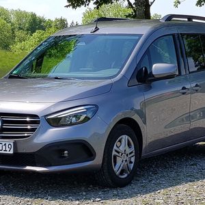 Zur optischen Abgrenzung trägt die Pkw-Version serienmäßig einen verchromten Kühlergrill sowie Außenspiegel, Türgriffe, Frontstoßfänger und Radläufe in Wagenfarbe. (Bild:  Autoren-Union Mobilität/Frank Wald)