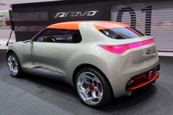 Befestigt sind die Felgen mit einer zentralen Radmutter in eloxiertem Orange. Der kurze Radstand von 2,53 Meter trägt maßgeblich zum agilen Handling und zur guten Straßenlage bei. (Bild: www.salon-auto.ch)