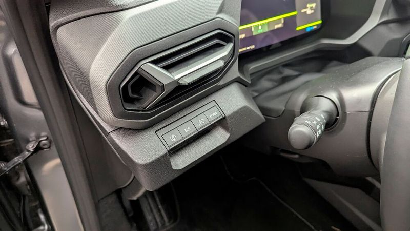 Beim Dacia lassen sich die bevorzugten Einstellungen der Fahrerassistenz, beispielsweise ohne Warnmeldung des Geschwindigkeitsassistenten, auf die Taste ganz links im Bild legen. Eine gute Idee. (Bild: Rosenow – VCG)