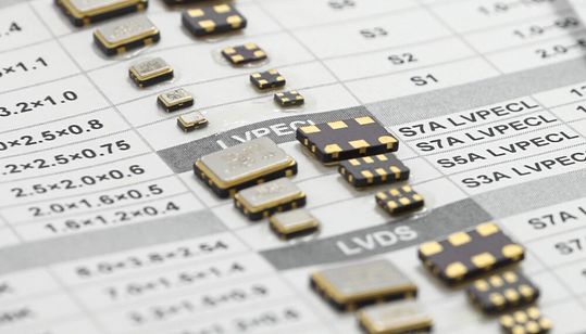 Bild 3: Oszillatoren in unterschiedlichen Bauformen und Ausgangsformaten: Für die Second-Source-Freigabe zählt nicht nur der Footprint, sondern vor allem die elektrische Schnittstelle (z. B. LVDS/LVPECL/LVCMOS) und das Verhalten im System.(Bild:  WDI AG)
