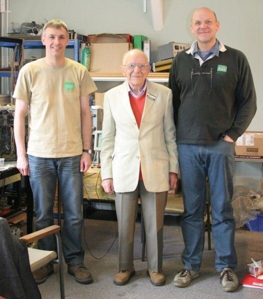 Hoher Besuch: Dick Barnes (Mitte), einer der Entwickler des Harwell Dekatron Computers mit den Projektteam-Mitgliedern Delwyn (links) und Johan (Bild: TNMOC)