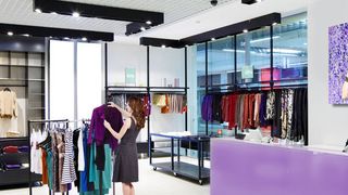 Auf der letzten ISE hatte Philips sein LED-Panel als Prototyp vorgestellt. Nun gehen die Geräte in Serie. Zur Wahl stehen Module mit 27 oder 44 Zoll Diagonale. Bei der kleineren Variante liegt der Pixel-Abstand zwischen 1,2 und 1,9 mm. (Philips PDS)