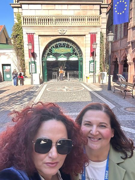 Lilli Kos und Besa (IT-BUSINESS) waren vom Voletarium sehr beeindruckt. Wer noch nicht drin war, sollte nächstes Jahr einen Besuch mal mit einplanen. (Bild: Vogel IT-Medien GmbH)