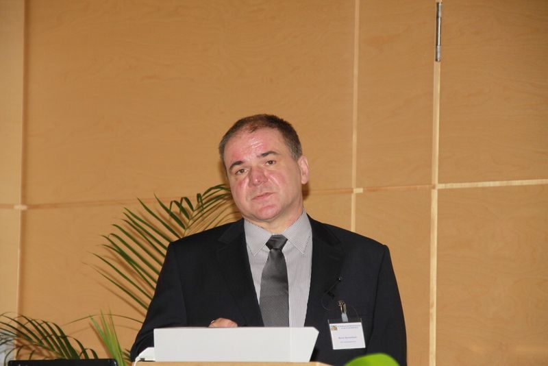 „Der Einsatz mechatronischer Werkzeuge mit integrierter sensorüberwachter Aktorik kann helfen, den Aufwand zur Fertigung rückwärtiger Senkungen von Bohrungen auf Großbearbeitugnszentren bei gleichzeitig hoher Prozesssicherheit zu verringern“, meint Bernd Aschenbach von der GFE – Gesellschaft für Fertigungstechnik und Entwicklung Schmalkalden e.V.. (Bild: Presseagentur Fecht)