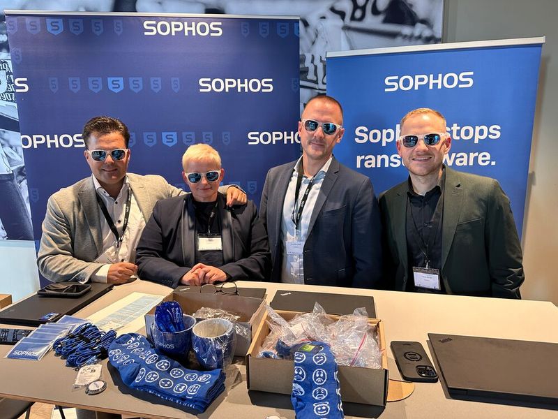 Das obercoole Sophos Team (v. l.) Christian Hübl, Inka Behnke, Kevin Baumeister und Fabian Becker verteilen emotional-designte Socken. (Bild: Vogel IT-Medien GmbH)