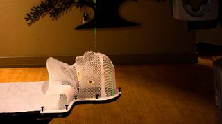 Mit dem punktgenauen Verfahren der Partikeltherapie soll das umliegende gesunde Gewebe bei der Krebsbehandlung geschont werden. (Bild: unsplash)