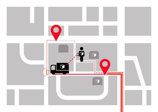 Der Zusteller nimmt Pakete aus dem Fahrzeug heraus und stellt diese in der Umgebung zu Fuß zu. Das Fahrzeug bewegt sich autonom zum nächsten Haltepunkt und wartet dort auf den Zusteller. Fahrzeug und Zusteller stehen permanent über eine Kommunikationseinheit in Kontakt. (Bild:  Ibeo)