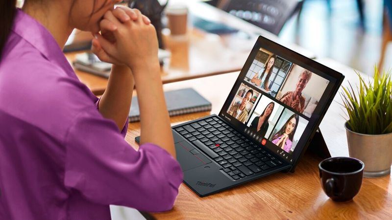 Das Thinkpad X13 Detachable mit abnehmbarem Keyboard basiert ebenfalls auf Intels Core-3-Prozessoren. Die neue Generation des Windows-Tablet ist mit bis zu 64 GB RAM lieferbar, das Display von 12 Zoll auf 13 Zoll gewachsen. (Bild: Lenovo)