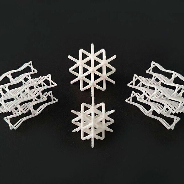 Die optimierten schockabsorbierenden Mikrostrukturen wurden vom 3D-Druck-Dienstleister Cirp mittels selektivem Lasersintern additiv gefertigt. (Cirp)