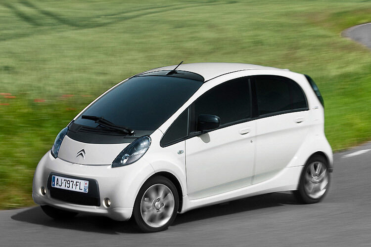 Den C-Zero hat Citroën 2013 leicht überarbeitet. Das Drehmoment des elektrischen Antriebsmotors stieg von 180 auf 196 Newtonmeter. Abgespeckt hat dagegen die Batterie. Ihre Zellenzahl sank von 88 auf 80 und damit das Leergewicht des Autos um 55 auf 1.140 Kilogramm. Trotzdem soll die Reichweite von etwa 150 Kilometern unverändert geblieben sein.  (Foto: Citroën)