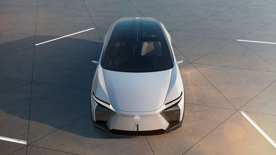 Das Design der Studie LF-Z Elektro soll den neuen Antrieb widerspiegeln: Die Front ist geschlossen und trägt keinen klassischen Kühlergrill mehr.(Bild:  Lexus)