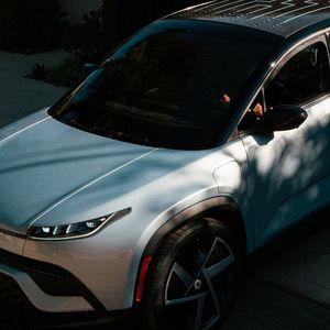 Mit dem Solardach kann der Ocean einen Teil des Fahrstroms selber produzieren.(Bild:  Fisker)