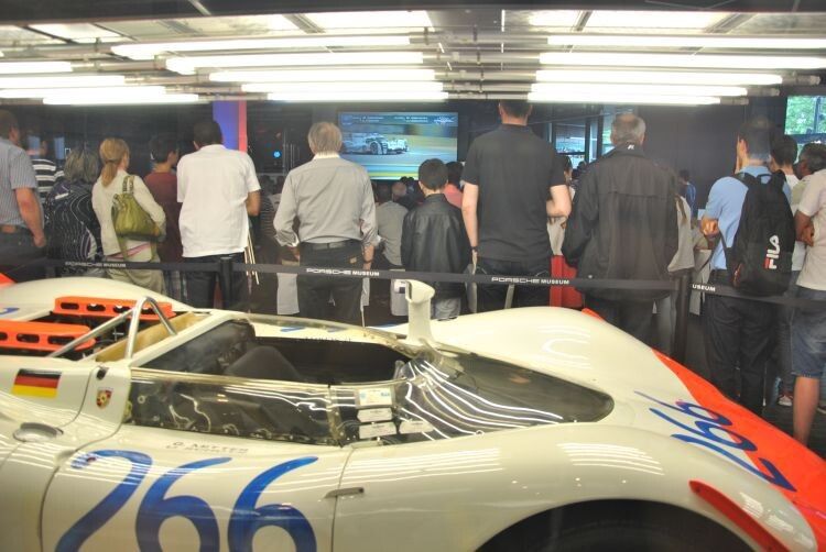 Auch nachts von Zuschauern gut frequentiert: ein Blick hinein in die Museumswerkstatt. (Foto: Dominsky)