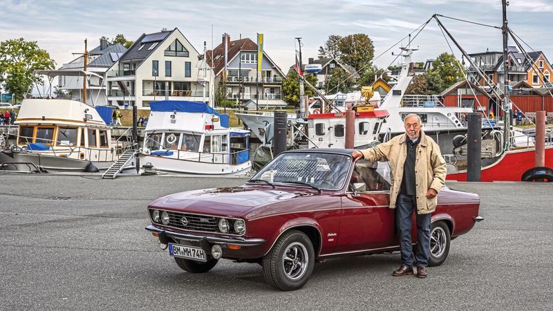 Manta-A-Designer George Gallion vor einem seiner Babys aus der Opel-Classic-Sammlung im Hafen von Niendorf.   (Bild: Opel Automobile GmbH)