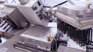 Mithilfe von Gas- (links) und Elektrokassetten (rechts) können KHS-Kunden die Energiequelle ihres Schrumpftunnels wechseln. Auch bestehe die Möglichkeit, die Anlage zwischen zwei Gasarten umzuschalten oder ganz auf Elektrizität umzurüsten. (Bild: KHS)