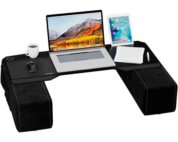 Der Couchmaster Cyboss von Nerdytec soll dafür sorgen, dass hochkonzentriertes Arbeiten im Homeoffice sogar von der Couch oder dem Bett aus möglich ist. Er unterstützt eine bequeme und gleichzeitig gesunde Sitz- und eine gute Körperhaltung. Er dient gleichzeitig als Tisch und Arbeitsplatz, die weichen Seitenkissen sorgen für eine gesunde und gerade Sitzposition. (Bild: Nerdytec)