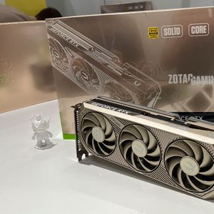 Zotac feiert mit der auf 2.000 Exemplare limitierten Geforce RTX 5080 Solid Core OC 20th Anniversary Edition 20-jähriges Firmenjubiläum. 200 davon werden exklusiv über Alternate verkauft und das sogar um 20 Euro günstiger als die herkömmliche Geforce RTX 5080 Solid Core OC.(Bild:  Vogel IT-Medien)